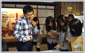 國立華僑高級中學學生參觀本局展覽情形