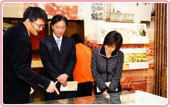 總統府第一局陳副局長文宗(左2)參觀本局展覽情形