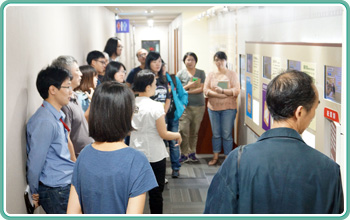 南藝大音像紀錄與影像維護研究所同學於2樓媒材體驗區研習情形