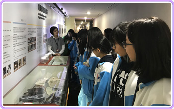 陽明高中師生參訪本局檔案媒材展示體驗區
