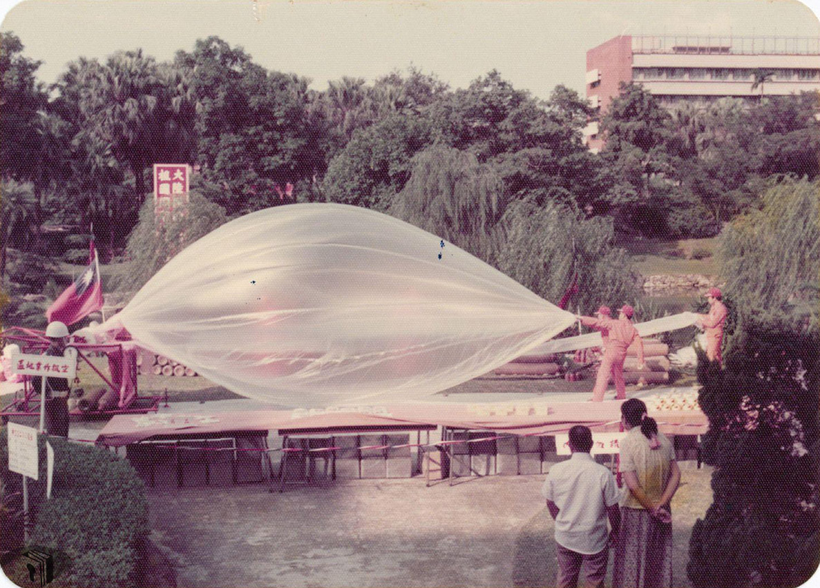 退輔會塑膠工廠工人製作空飄汽球情形(註1)
