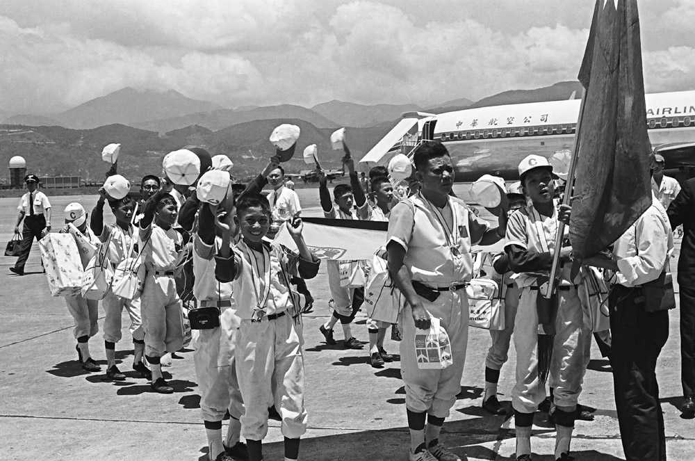 圖9 榮獲太平洋區少棒冠軍的七虎少棒隊搭乘華航班機凱旋歸國