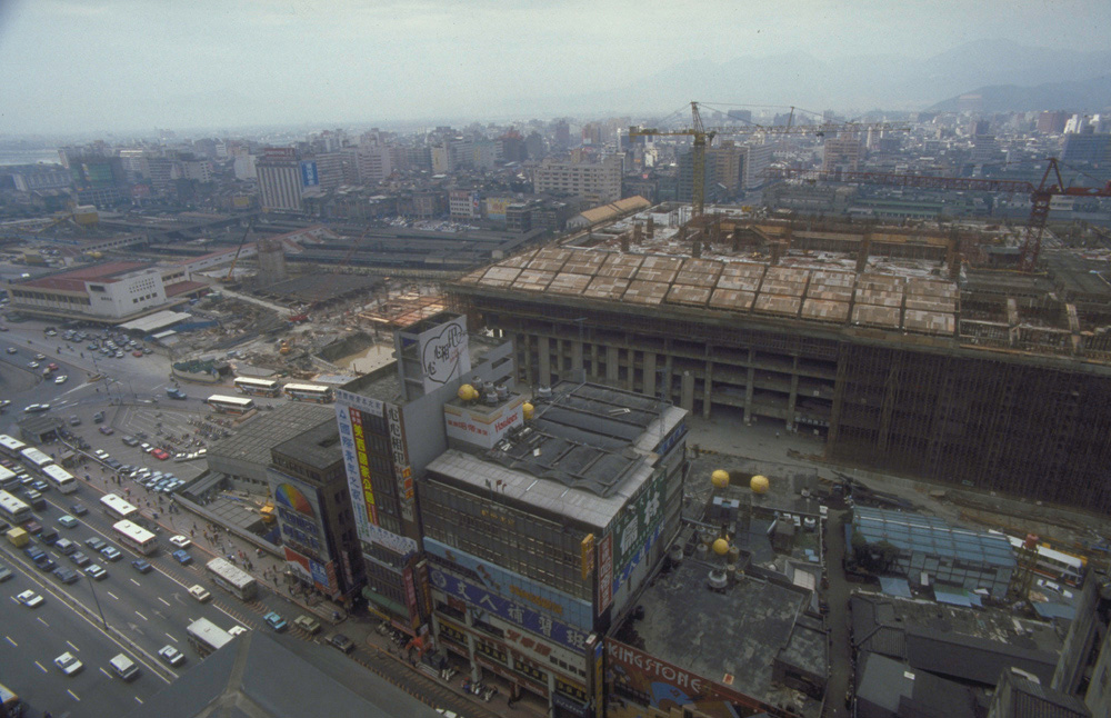 圖13 臺北車站臨時站與興建中的新車站