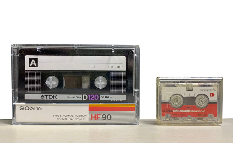 圖1 卡式錄音帶(左)、微型卡式錄音帶(右)