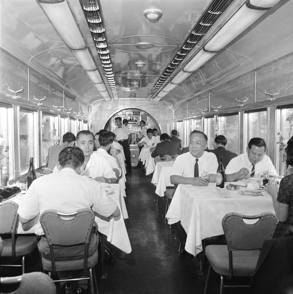 圖4 乘客在觀光號餐車內用餐的情形