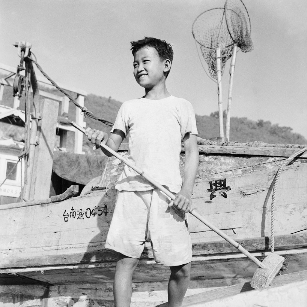 1954年身穿「蜻蜓牌麵粉袋」褲子的男孩