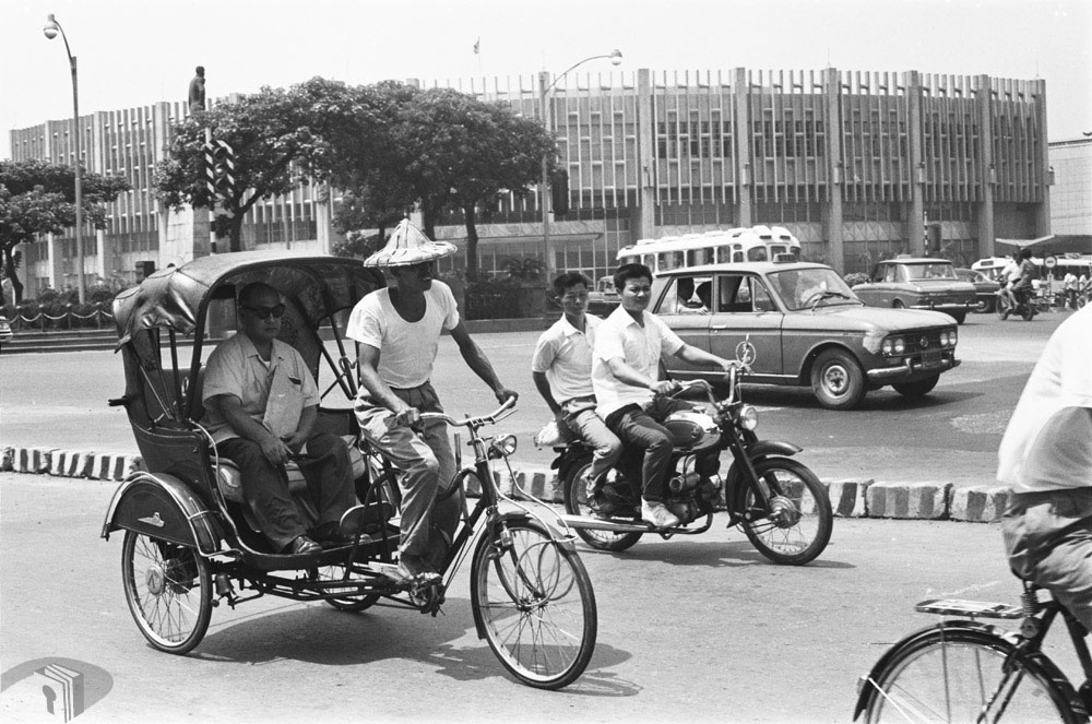 1968年道路上的三輪車與汽機車