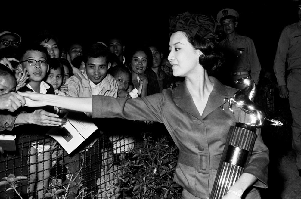 1962年尤敏抱著金馬獎最佳女主角獎獎座與影迷握手