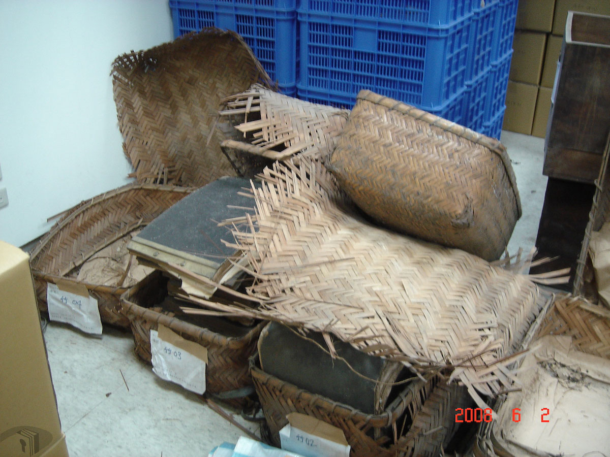 石牌倉庫內檔案隨意堆疊,擠塞在木箱、竹簍內