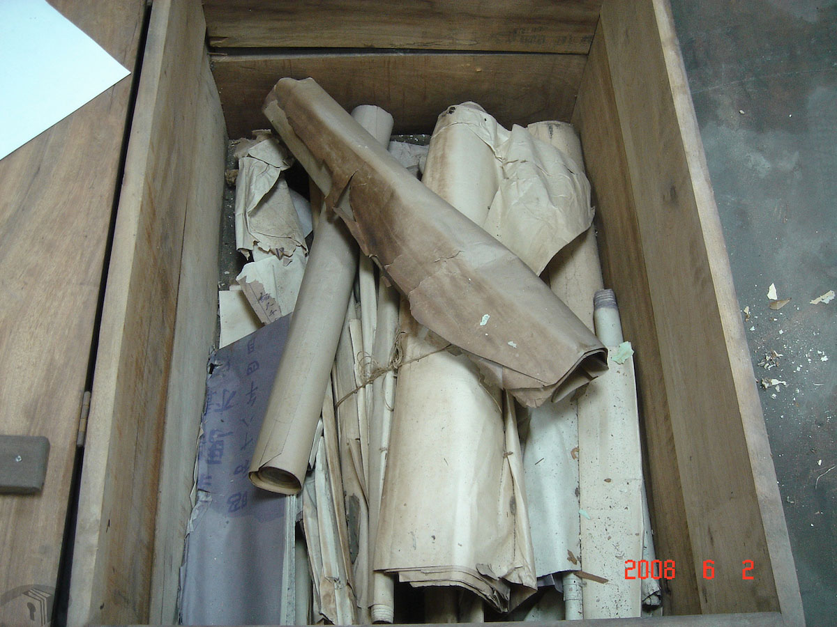 石牌倉庫內檔案隨意堆疊,擠塞在木箱、竹簍內