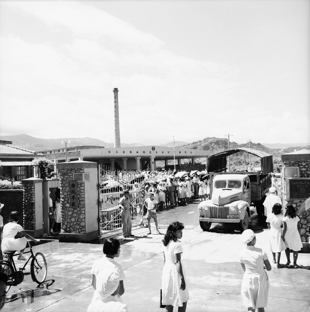 圖20 1959年台東鳳梨工場外的人潮