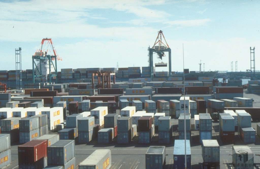 圖11 陽明海運公司於貨櫃碼頭進行作業。1950年代臺灣接受的美援物資因數量和體積較為龐大，即多以海運輸送來臺。