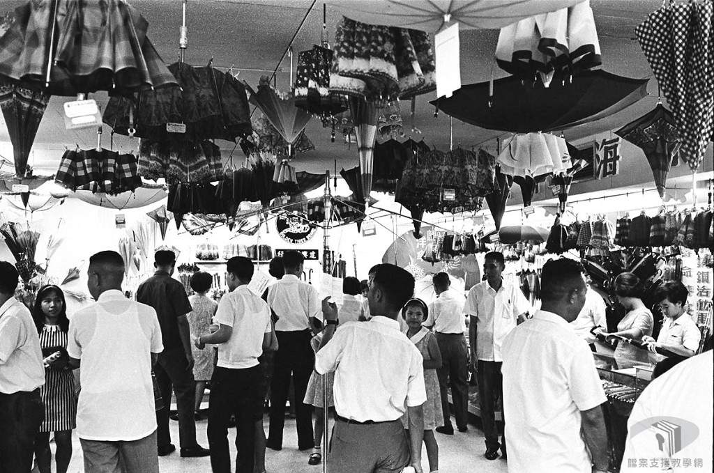圖7 民國57年舉辦的洋傘展覽會，展示臺灣生產的各式洋傘，參觀人潮絡繹不絕。