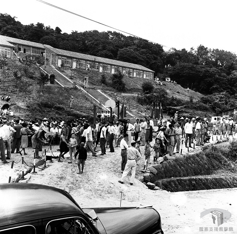 圖9 民國43年由美援資助興建的基隆碼頭勞工新村舉辦落成典禮。