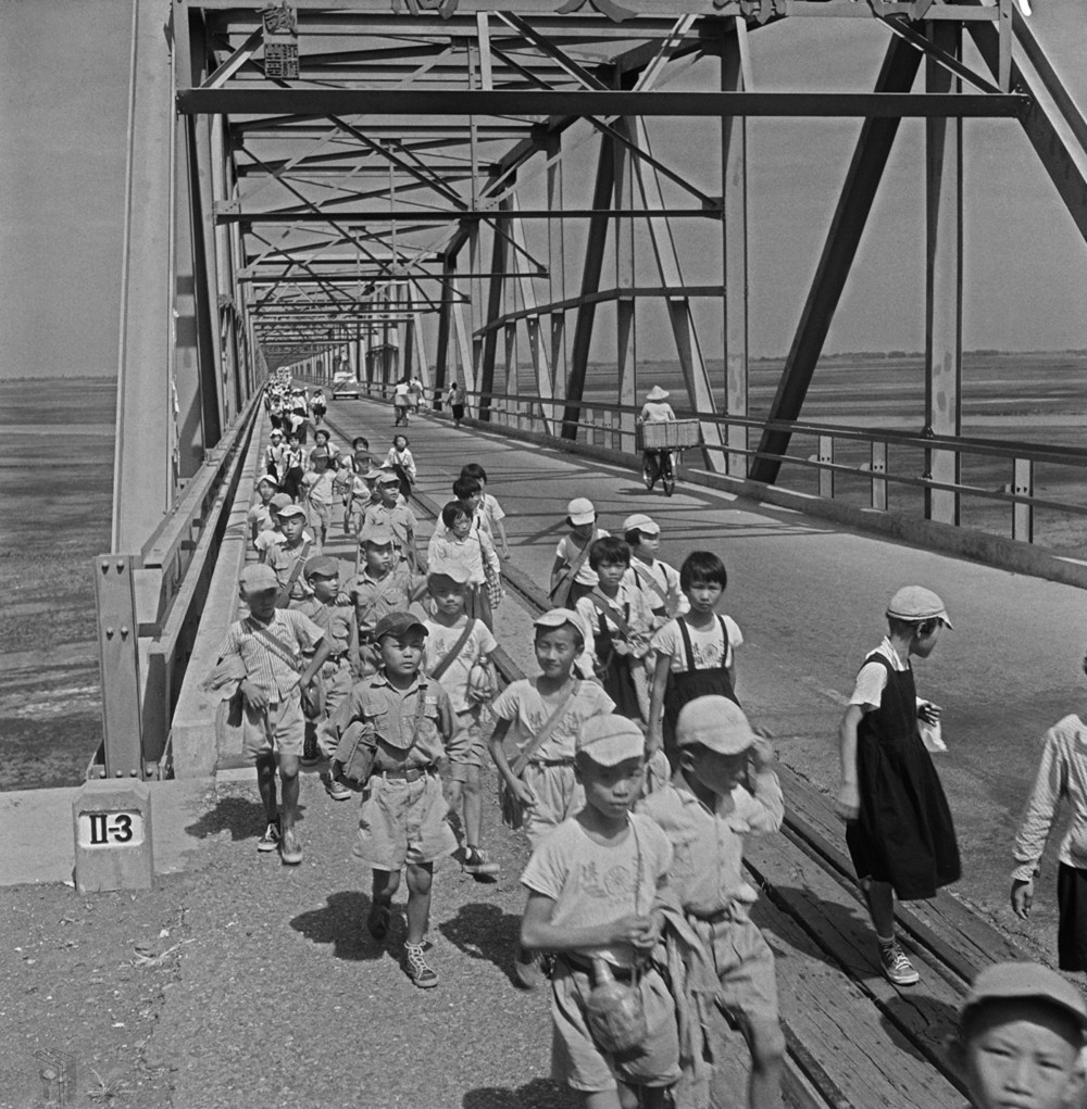圖18 一群小學生正走過西螺大橋