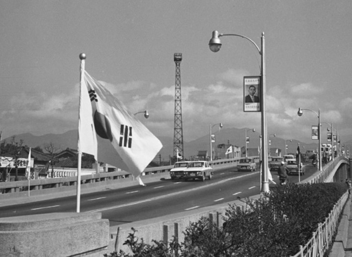 刊頭 南韓大統領朴正熙伉儷訪臺，路面懸掛旗幟歡迎