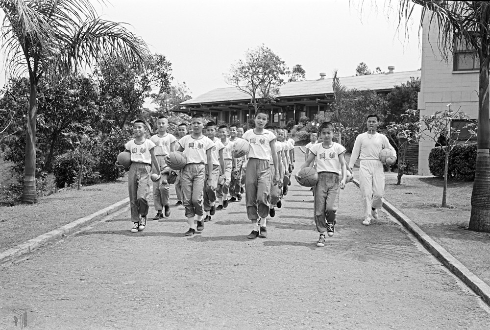 圖3 華興初中部學生前往操場進行球類活動
