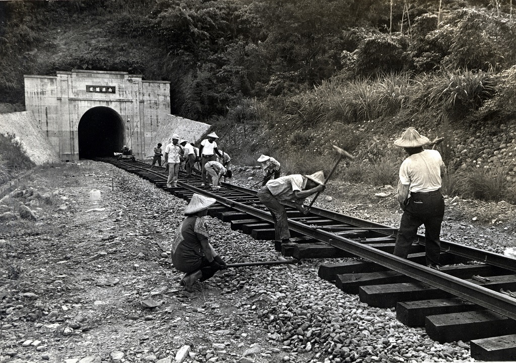 圖1 鋪設北迴鐵路鐵軌的工人們