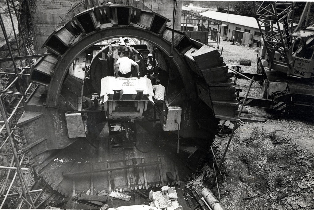 圖2 大約翰是當時最先進的隧道挖掘機，照片部分為大約翰前端操控單元