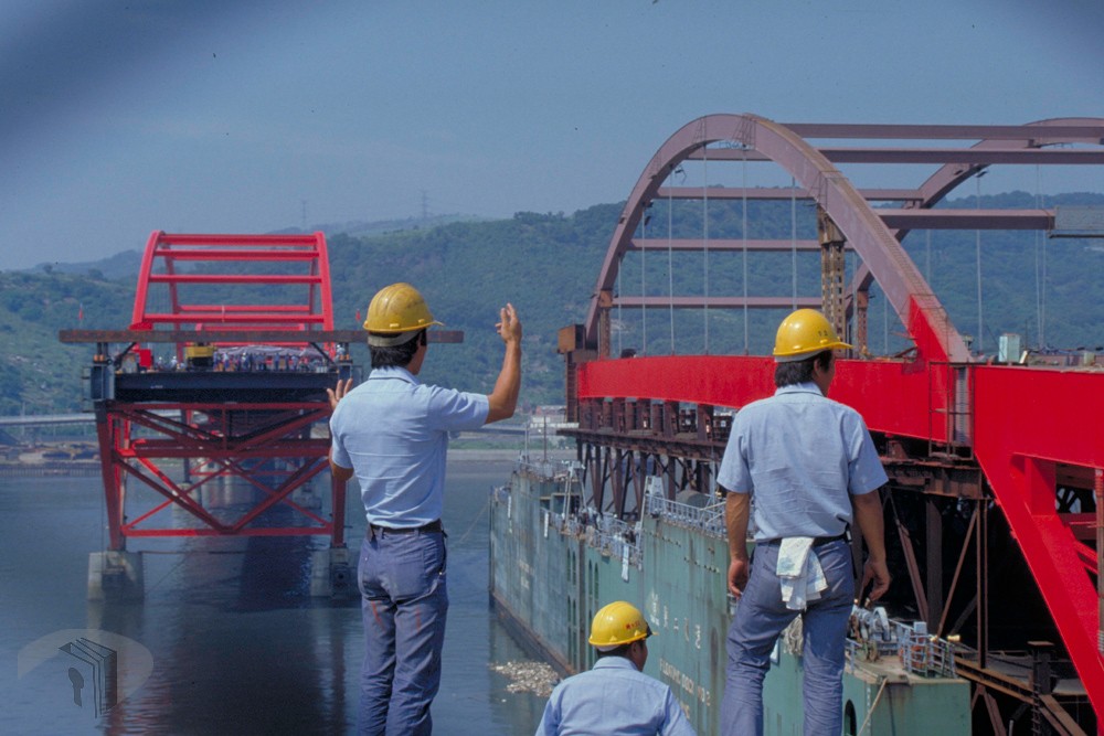 圖4 潮汐工法：將鋼橋橋體放置於浮塢上，透過潮汐力量經定位後將橋體架於橋墩上