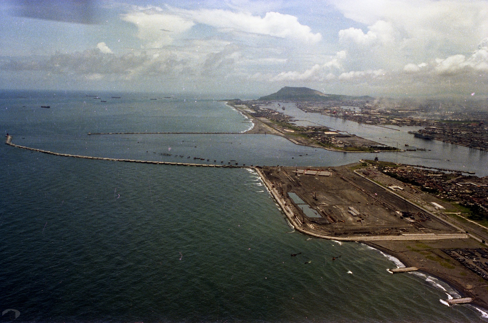 圖5 從空中俯視高雄港第二港口，旗津成為一座離島