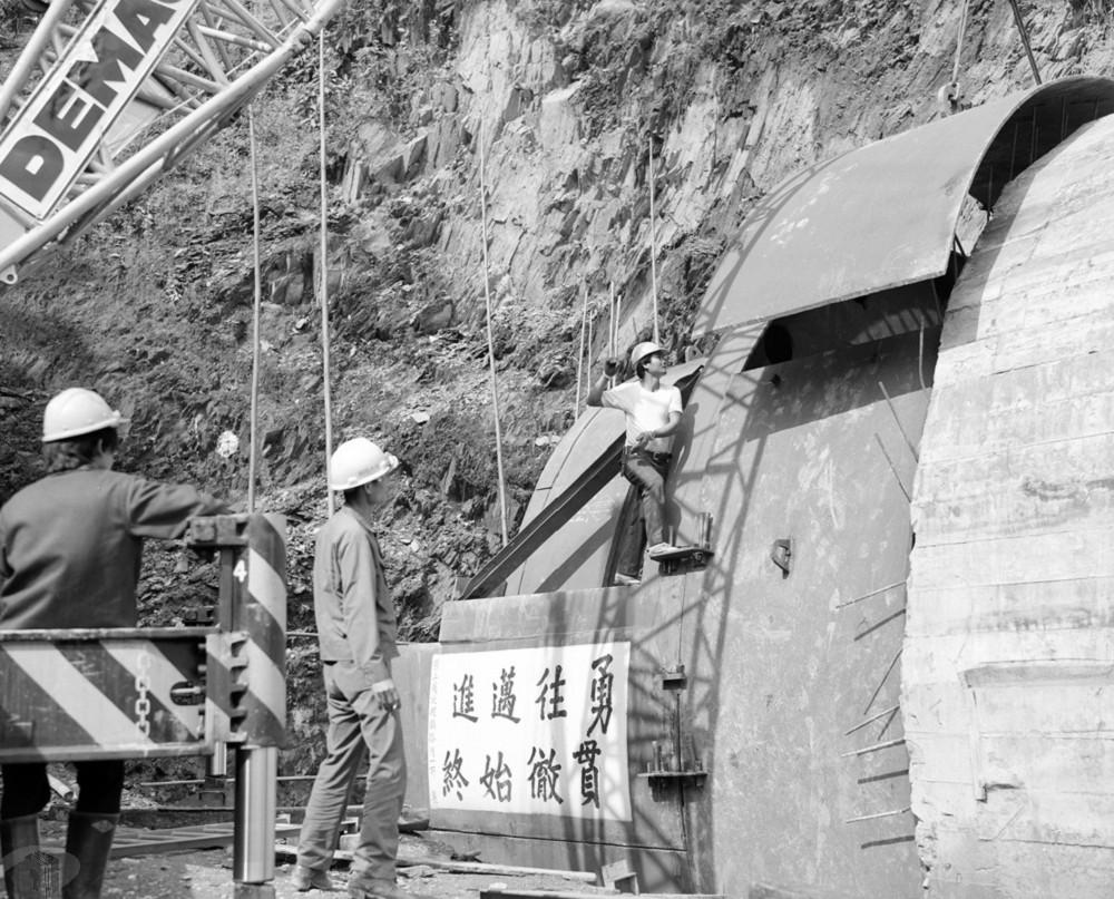 圖14 工人正進行北迴鐵路隧道岩壁架設工程