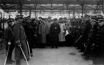 中華民國元年元旦（1912年1月1日），孫中山在上海車站搭乘火車前往南京就任臨時大總統。（