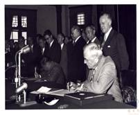 民國44（1955）年3月3日，美國國務卿杜勒斯與中華民國外交部長葉公超在臺北中山堂換文簽署中美共同防禦條約批准書。