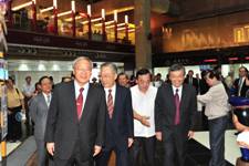 范局長植谷與前任局長陳德沛等貴賓一同欣賞文物展。
