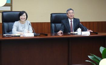 本局林副局長秋燕(左)與考試院秘書處陳處長堃寧(右)主持複訪座談會議