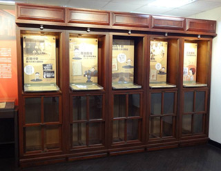 國立臺灣大學在「在檔案中看見歷史」展覽中，利用舊有書櫃作為展櫃。