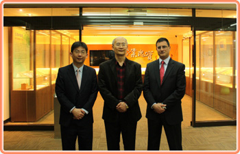美國史丹福大學胡佛研究所檔案館館長Dr. Eric Wakin(右)、林孝庭博士(左)與本局張副局長聰明於國家檔案瑰寶區合影合影
