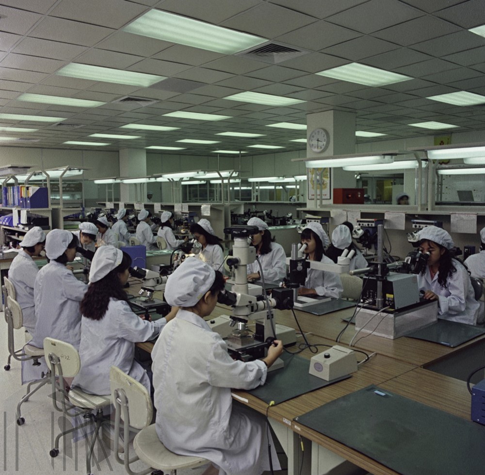 圖14 晶圓廠封裝測試技術員正在操作顯微鏡
