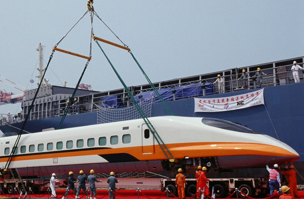 圖15 2004年5月，首組高鐵700T型列車自日本運抵高雄港