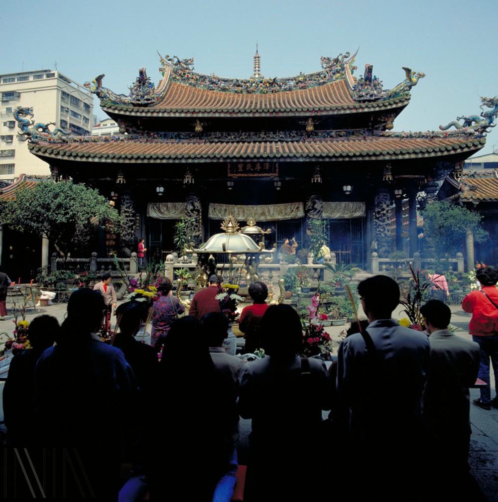 刊頭：萬華龍山寺在禁香政策實施前的香火鼎盛