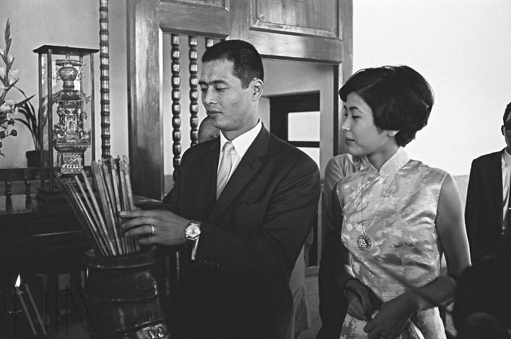 圖2 1966年，日本棒球好手王貞治與妻子王恭子來臺，並在參拜日月潭的玄光寺時，體驗傳統廟宇抽籤文化