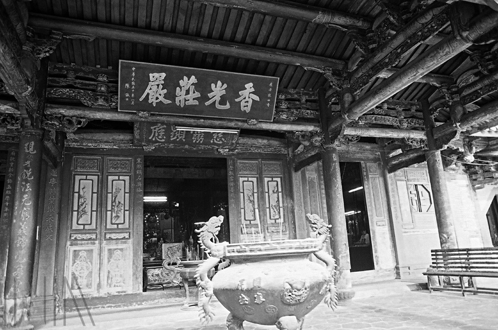 圖11 鹿港龍山寺將1961年時任副總統陳誠所贈匾額懸掛在大殿外