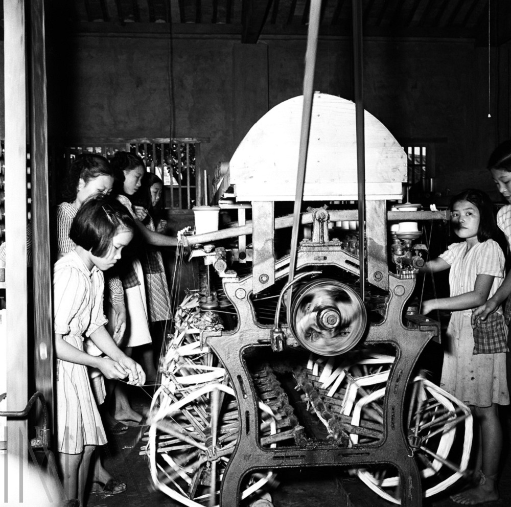 圖2 1952年女性勞動者在操作紡織機具