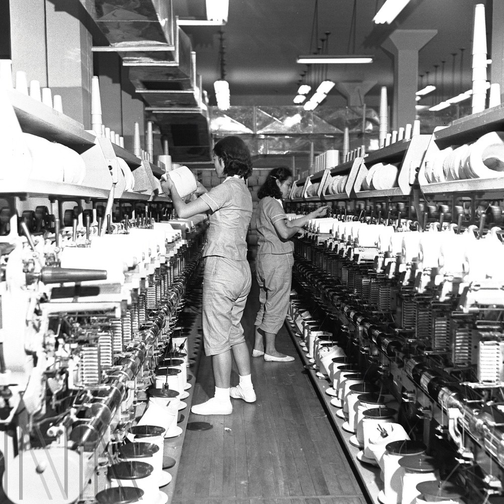 圖3 早期臺灣的紡織廠，女工們常未多防護，但理短髮上工