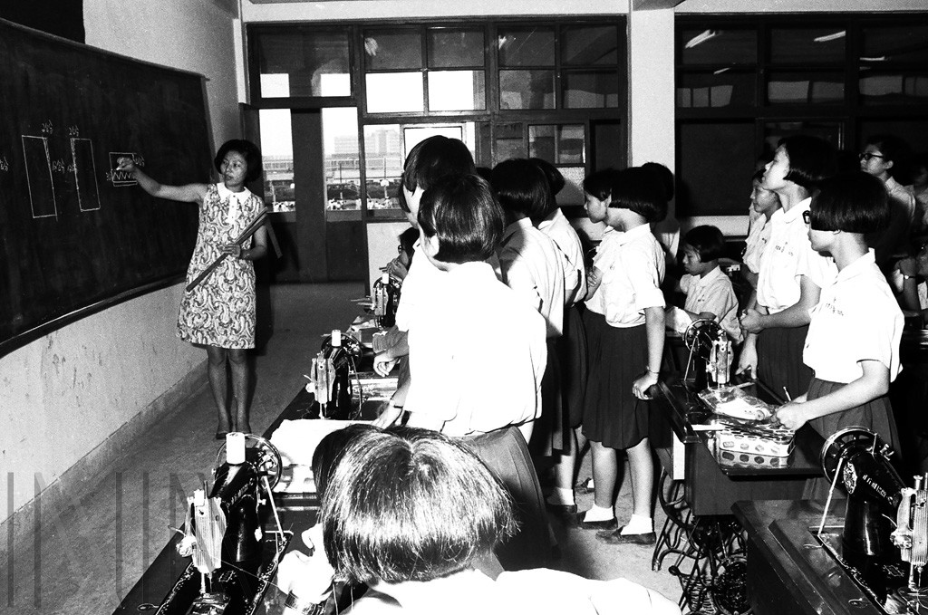 圖6 九年國民義務教育推行後，學校課程中納入縫紉等技藝訓練