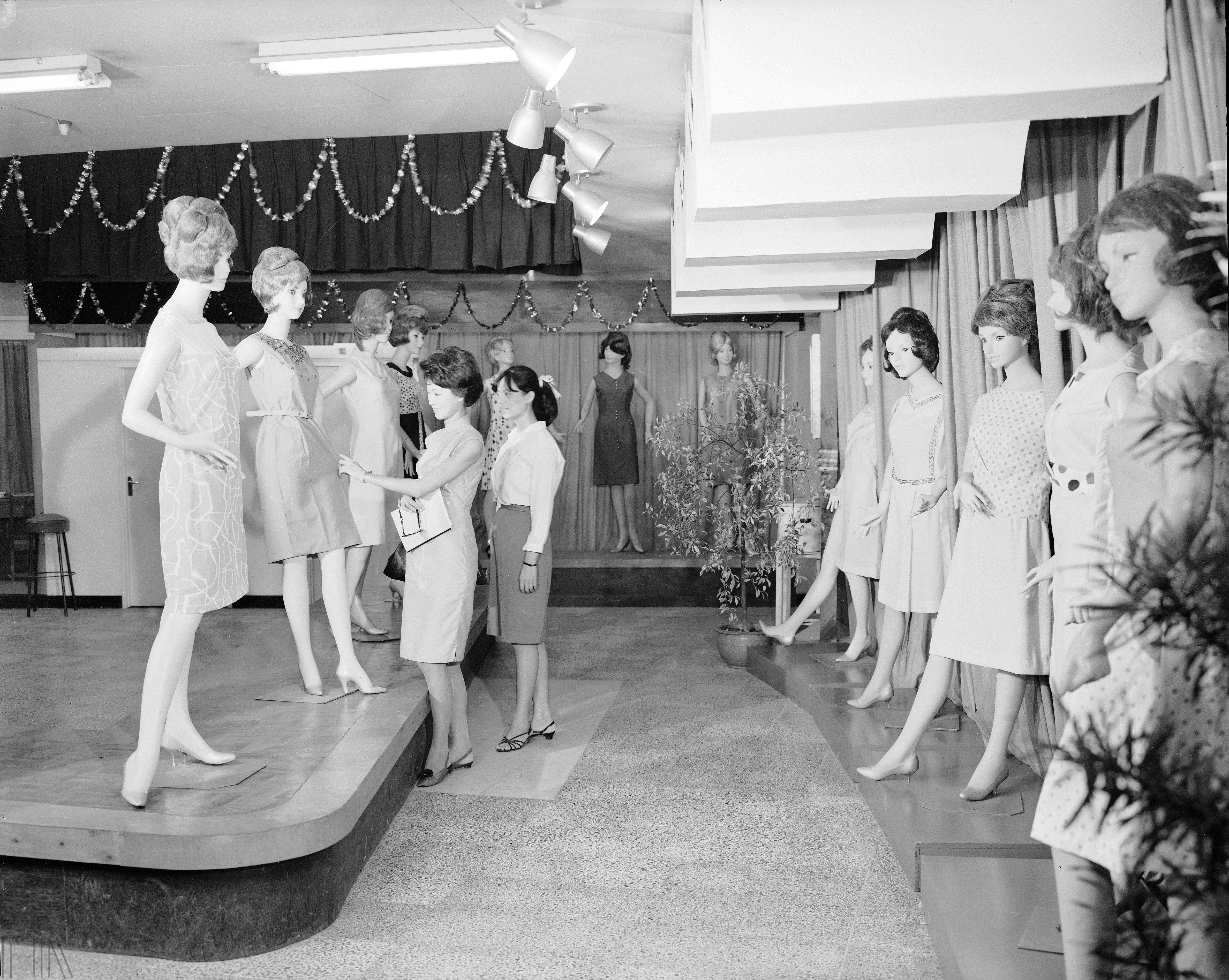 圖7 1966年的這張照片中，百貨公司陳列了各種款式的成衣