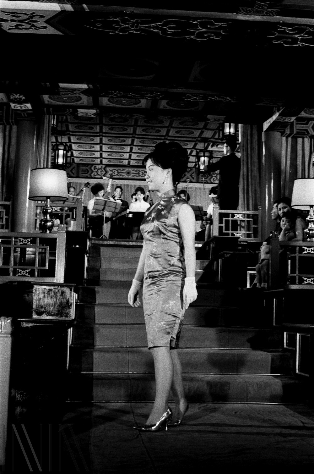 圖8 自動化機器可以製作品質均勻的紗錠，衍生出來的紡紗織物則可以運用在旗袍的製作上，圖中穿著旗袍的中國小姐在進行時裝表演展示