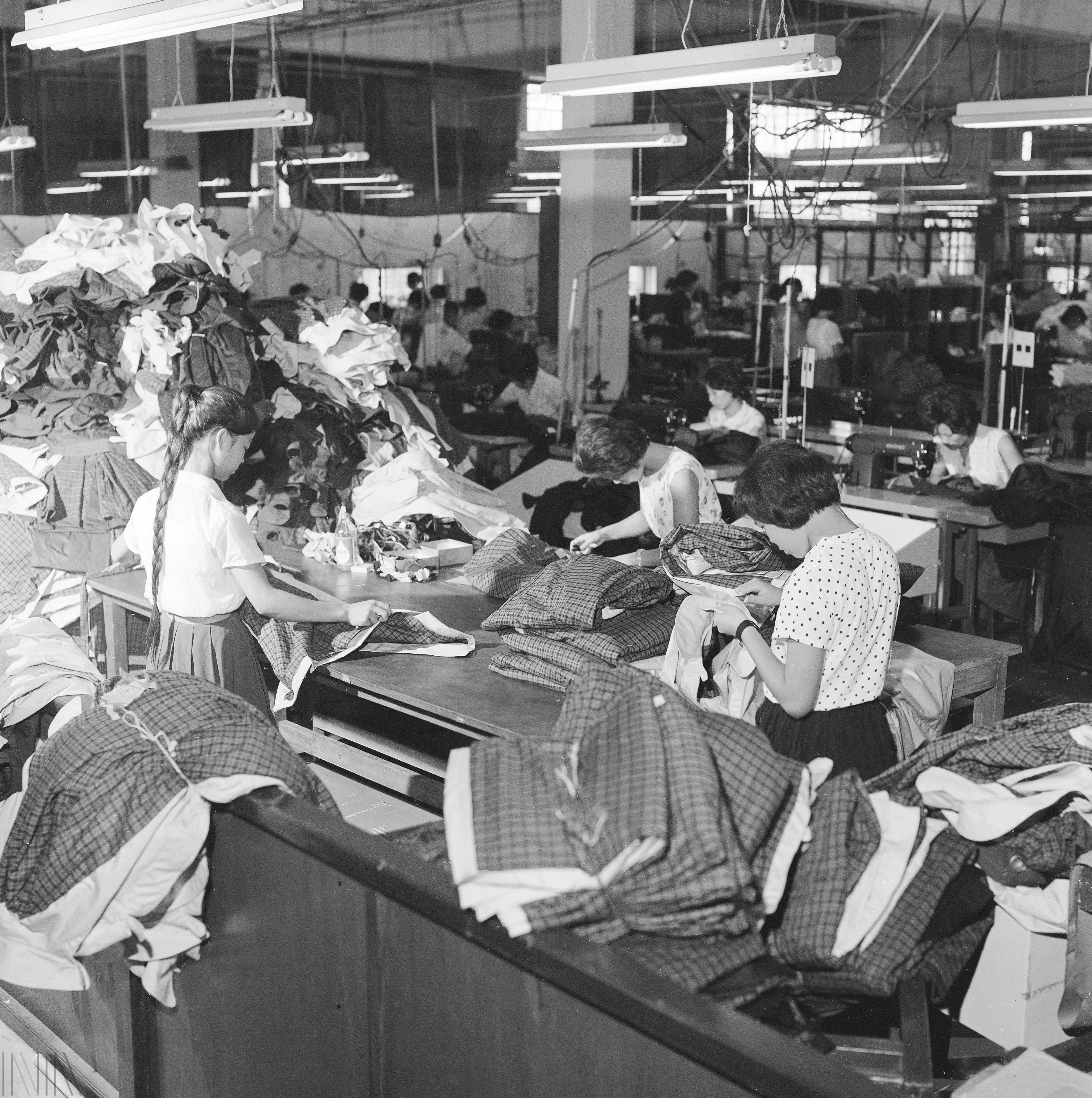 圖13 照片中可見年輕的女性作業員正在處理布料