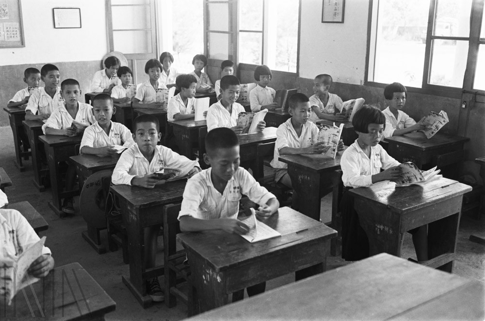 刊頭：金門縣金湖中心國民學校（今金門縣立金湖國民小學）學生上國語課