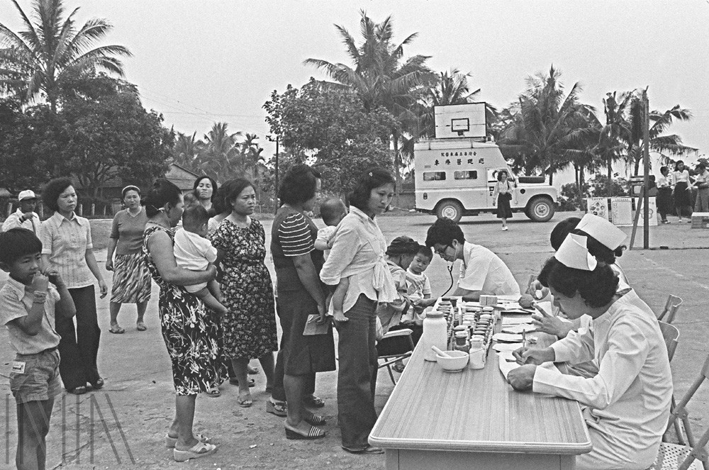 圖10 1970年代由政府撥發交由省政府使用的巡迴醫療車，到屏東縣瑪家鄉假一座地方籃球場展開巡迴醫療服務