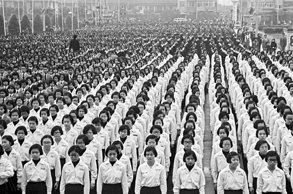 刊頭　1975年蔣中正總統逝世正值戒嚴時期，社會各地舉行隆重追思活動，突顯社會對於領袖形象的集體記憶與國家動員情境。