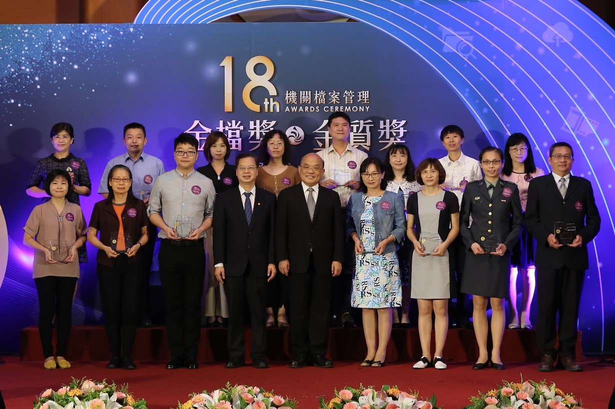 4.行政院蘇貞昌院長及國家發展委員會龔明鑫主任委員與金質獎獲獎人員合照