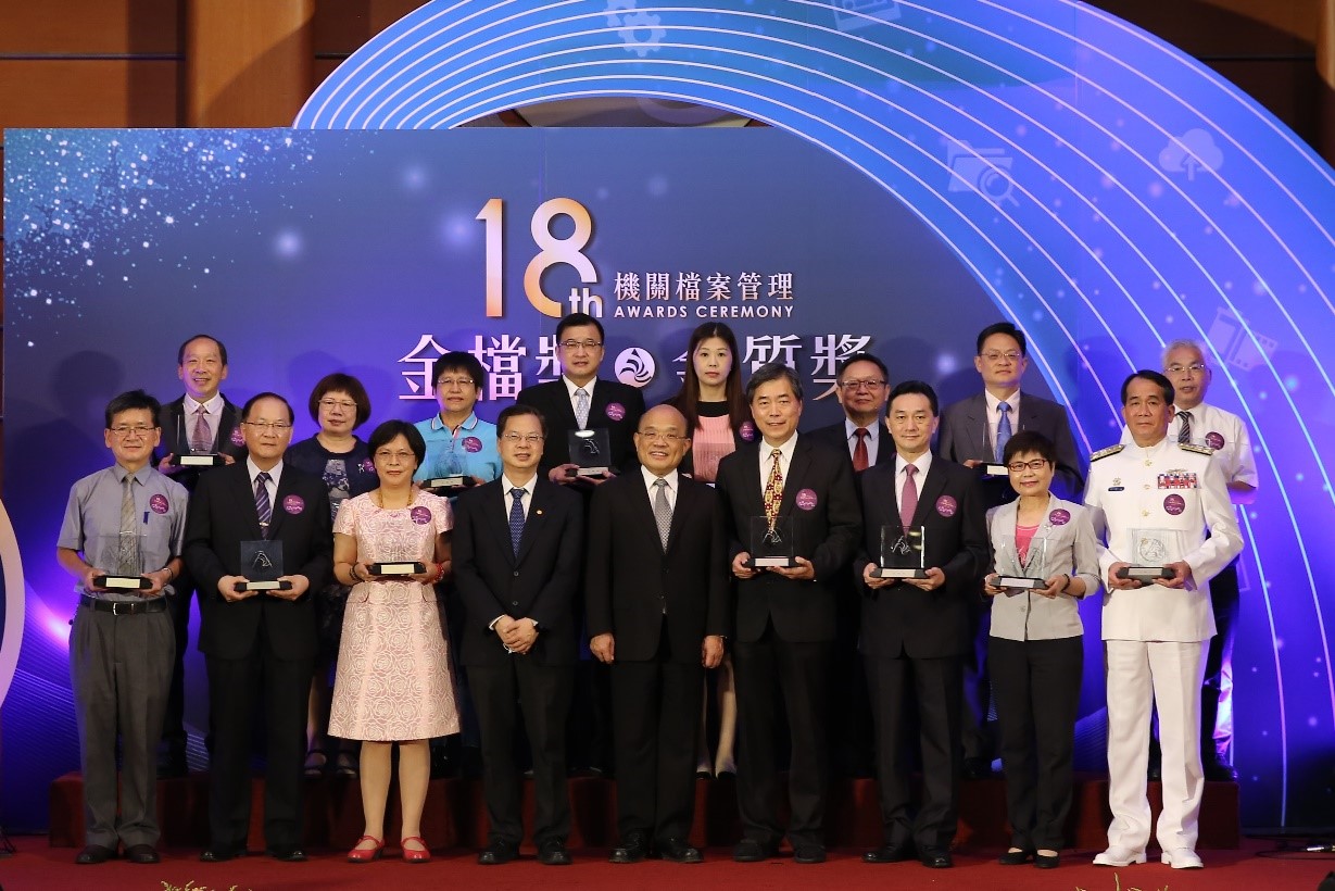 3.行政院蘇貞昌院長及國家發展委員會龔明鑫主任委員與金檔獎獲獎機關領獎代表合照