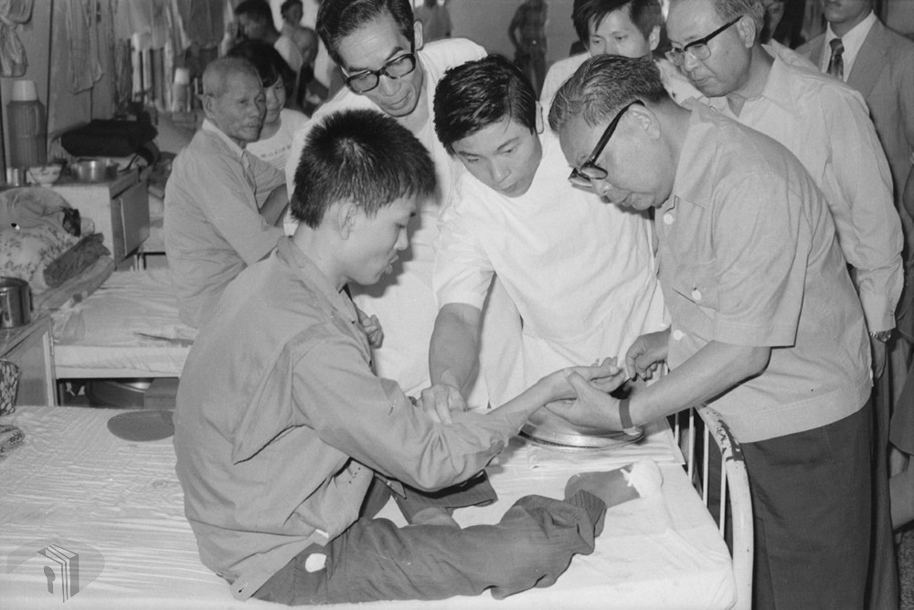 圖7 行政院長蔣經國巡視北門烏腳病防治情形