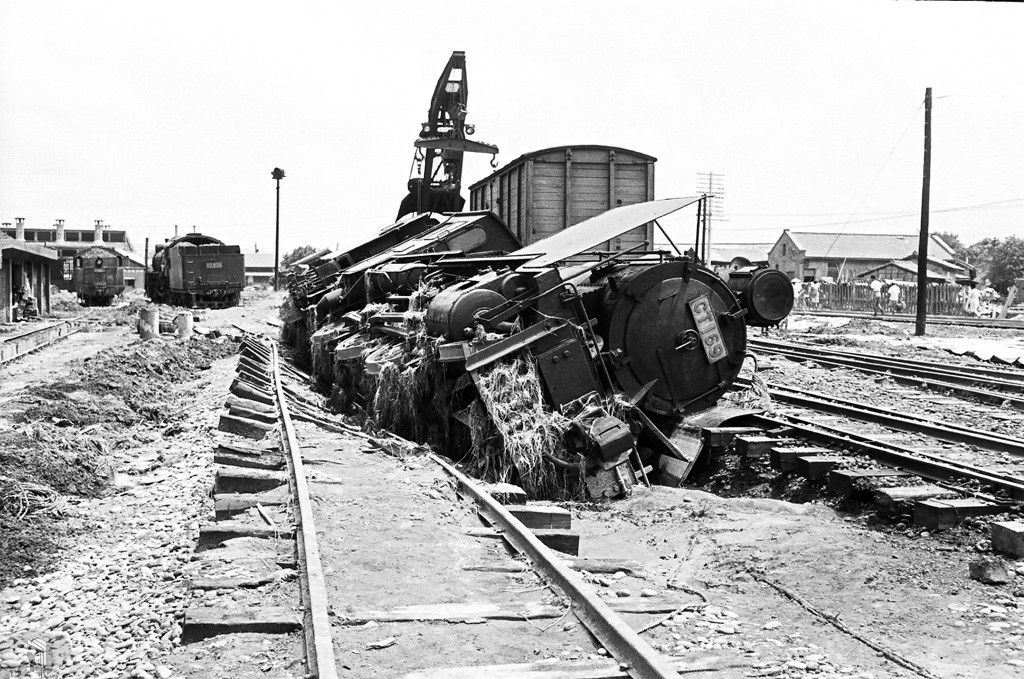 圖4 蒸汽火車頭遭八七水災襲擊傾斜